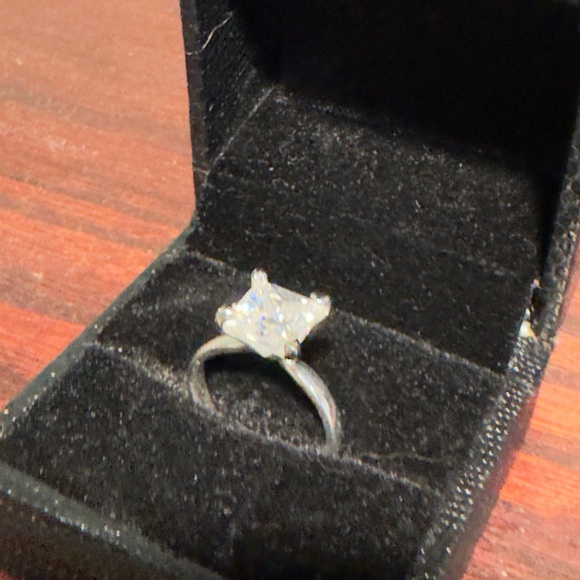 2 carat princess cut diamond ring - Picture 2 of 7